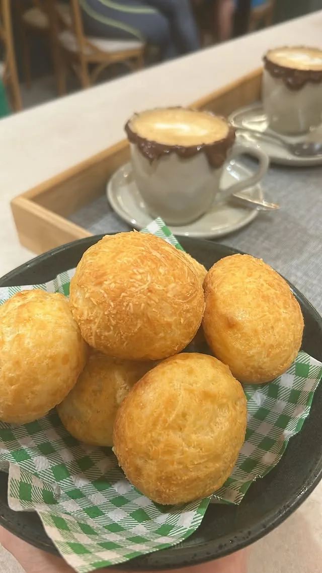 Pães de queijo servidos na Raízes Cafeteria